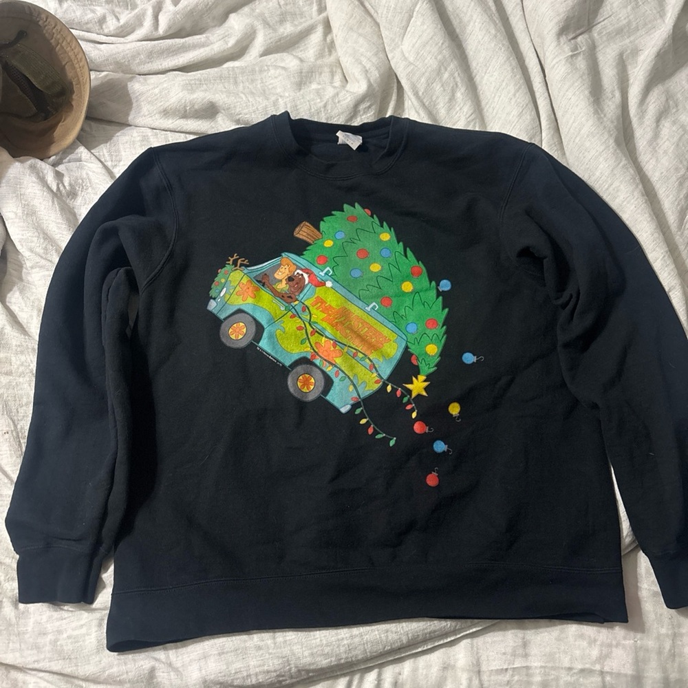 Black sweater , The Mystery Machine